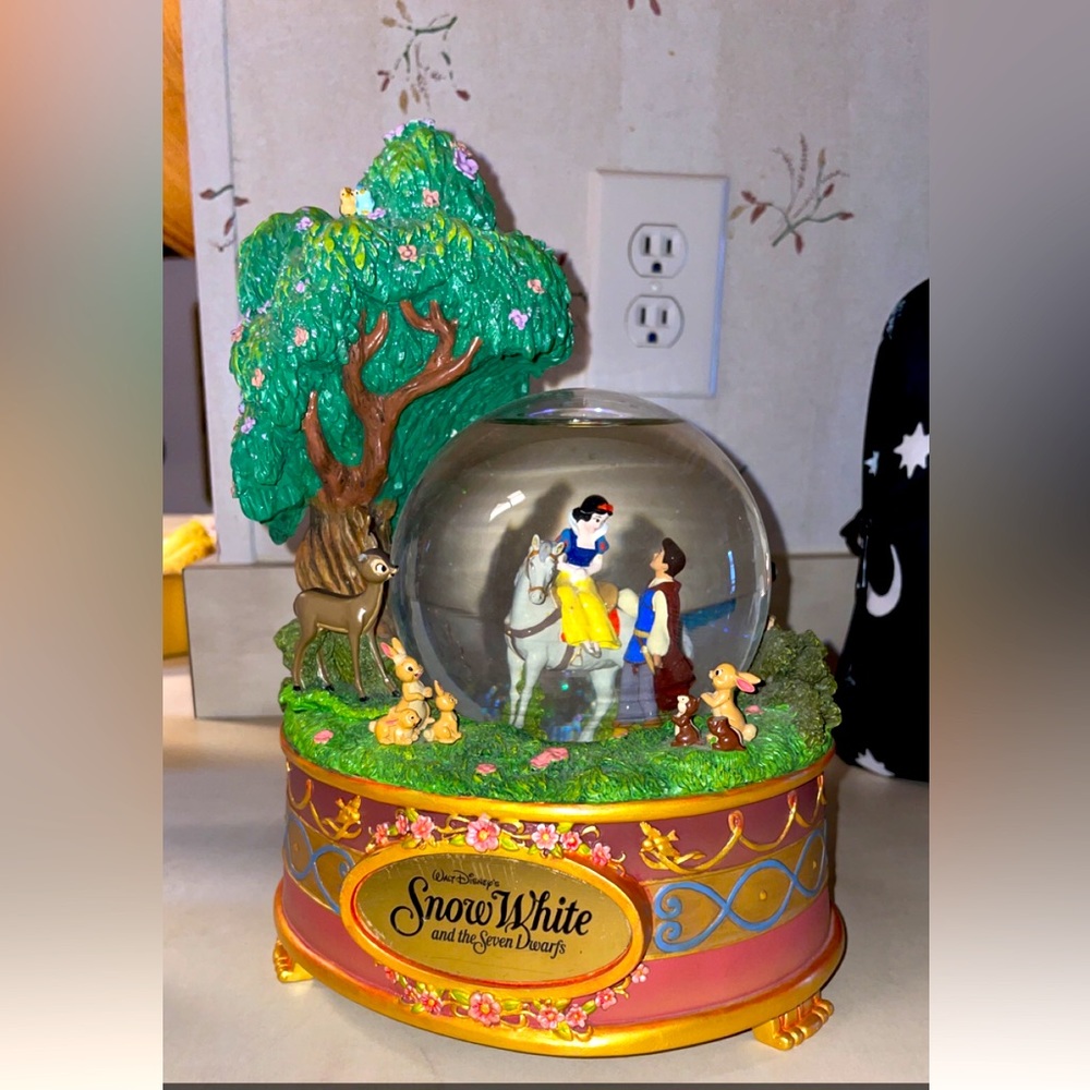 ❌SOLD Vintage Disney Snow White Musical Snow Globe